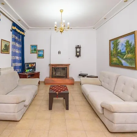 דירה Jon Apartment's *